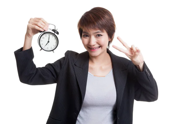 Joven mujer de negocios asiática muestra signo de victoria con un reloj . —  Fotos de Stock