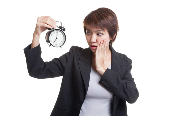 Jeune femme d'affaires asiatique est stressé avec une horloge . — Photo