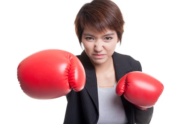 Giovane donna d'affari asiatica con guanti da boxe rossi . — Foto Stock