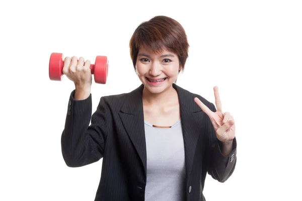 Mulher de negócios asiática saudável mostrar sinal de vitória com halteres . — Fotografia de Stock