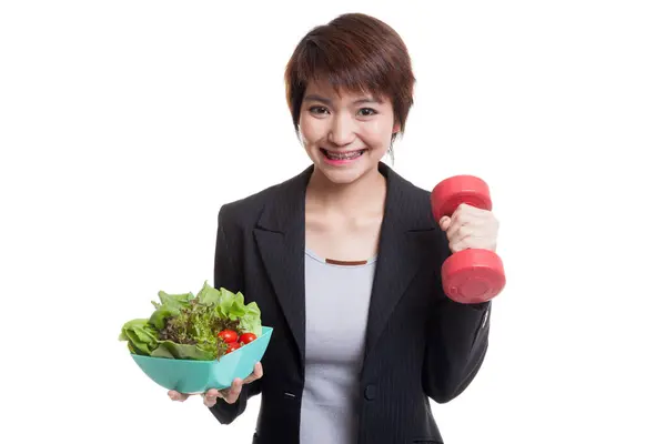 Gezonde Aziatische zakenvrouw met halters en salade. — Stockfoto