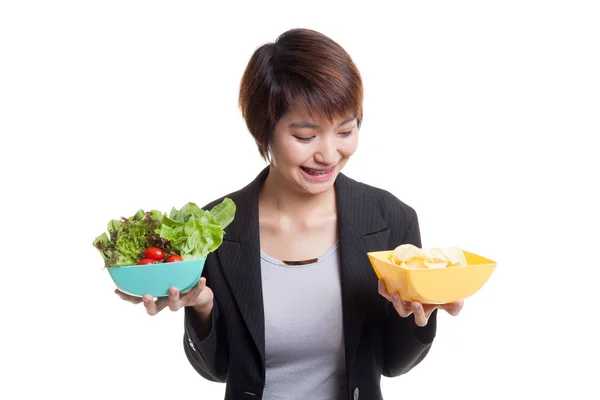 Jonge Aziatische zakenvrouw met chips en salade. — Stockfoto