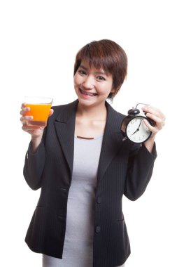 Asyalı kadın saati içki portakal suyu ile.