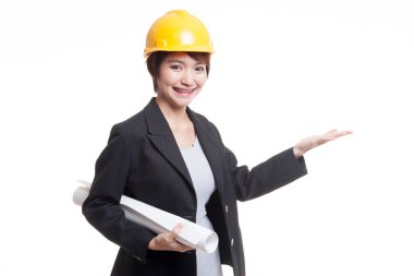 Asya mühendisi kadın planları ile palm elini göster.