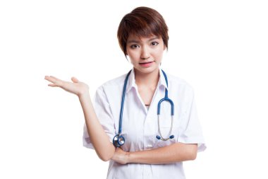 Asya genç kadın doktor elinde bir şey göstermek.