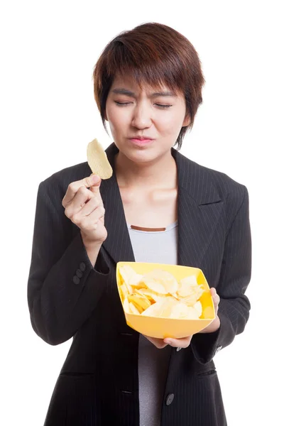 Jonge Aziatische vrouw potato chips eten. — Stockfoto