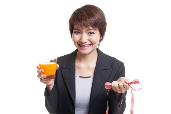アジアの女性ドリンク オレンジ ジュース ホールド測定テープ. — ストック写真