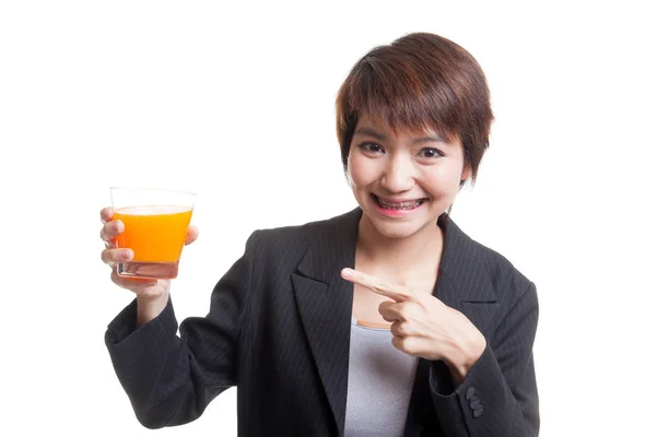 Junge Asiatin zeigt auf Orangensaft. — Stockfoto