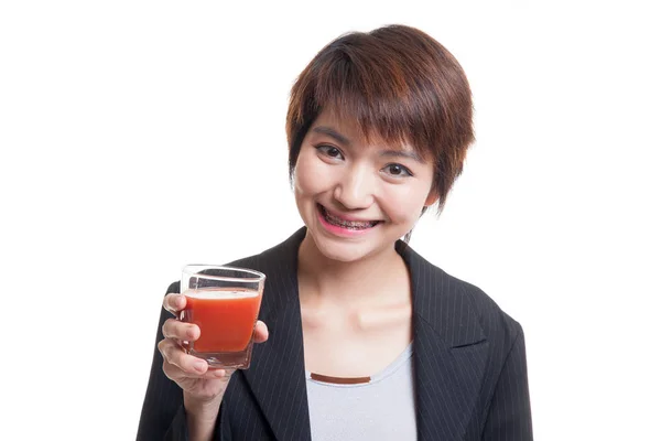 Junge asiatische Geschäftsfrau trinken Tomatensaft. — Stockfoto