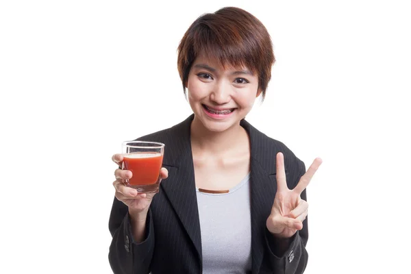 Asiatinnen zeigen Siegeszeichen mit Tomatensaft. — Stockfoto