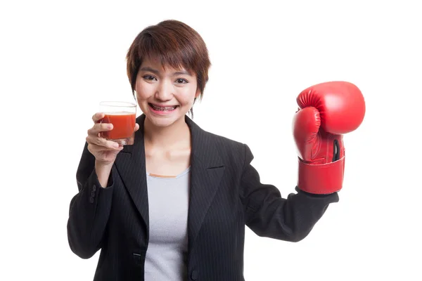 Joven mujer de negocios asiática con jugo de tomate y guante de boxeo . —  Fotos de Stock