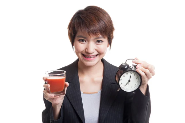 Joven mujer de negocios asiática con jugo de tomate y reloj . — Foto de Stock