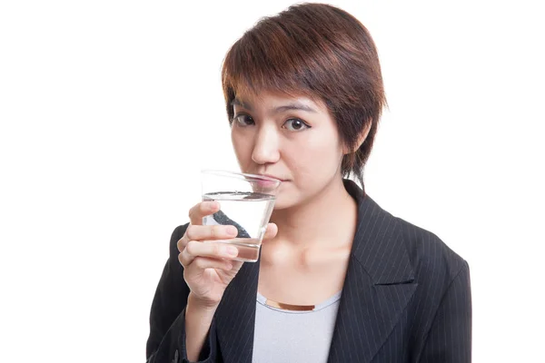 飲用水のガラスを持つ若いアジア女性. — ストック写真
