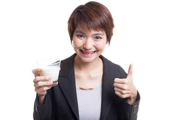 Gesunde asiatische Frau trinken ein Glas Milch Daumen nach oben. — Stockfoto