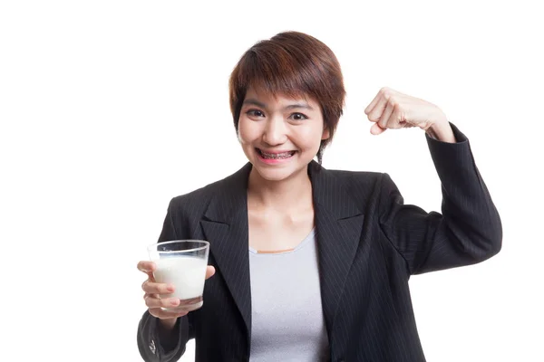 Gesunde asiatische Frau trinkt ein Glas Milch. — Stockfoto