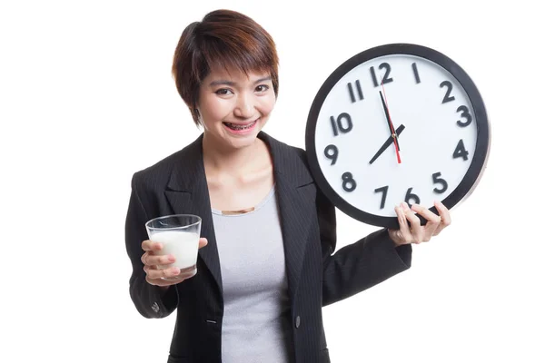 Gesunde asiatische Frau trinkt Glas Milch halten Uhr. — Stockfoto