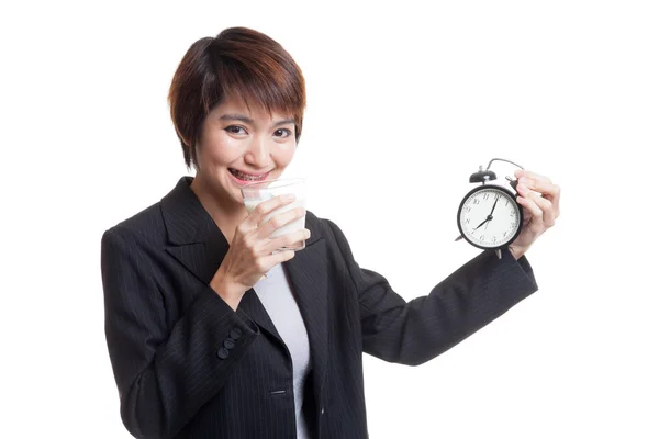 우유의 건강 한 아시아 여자 마시는 유리 잡고 시계. — 스톡 사진