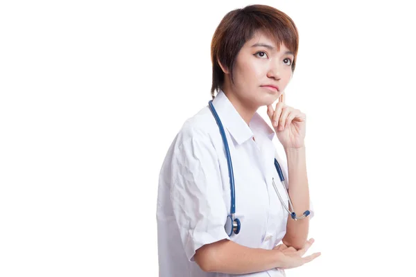 Retrato de la joven médica asiática pensando . —  Fotos de Stock