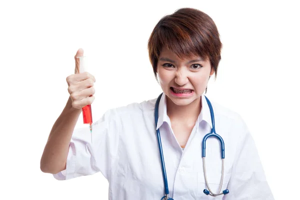Verrückte junge asiatische Ärztin halten eine Spritze. — Stockfoto