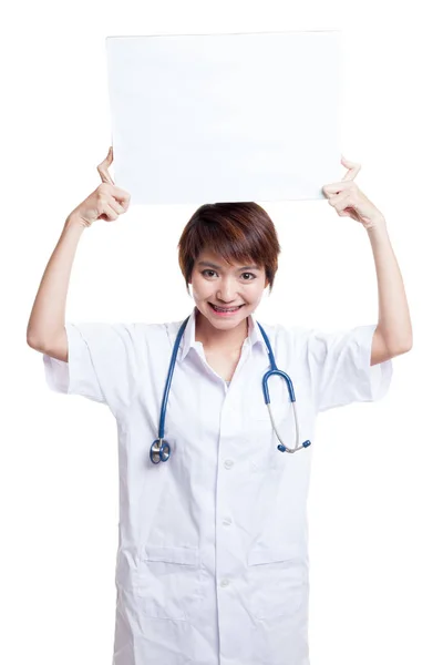 Genç Asyalı kadın doktor göstermek boş bir işaret üzerine kafa. — Stok fotoğraf