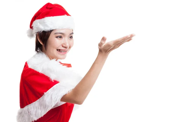 Азиатская девушка Санта-Клаус представляет пространство на ее руке . — стоковое фото