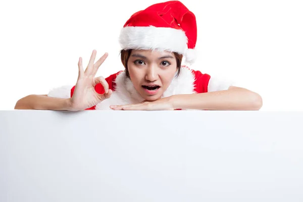 Asiatico Natale Babbo Natale ragazza spettacolo OK con segno vuoto . — Foto Stock