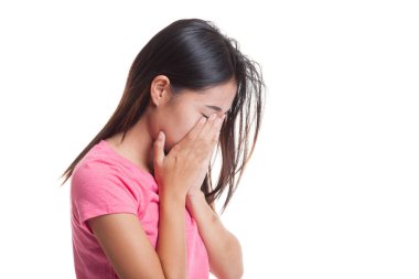 Üzgün genç Asyalı kadın avuç içi ağlar..