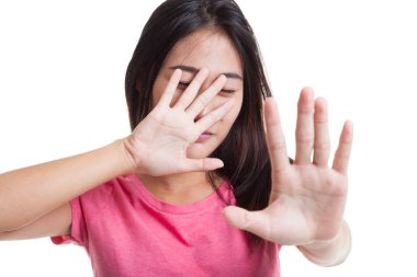 Genç Asyalı kadın yüzünü gizlemek..