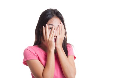 Güzel genç Asyalı kadın parmaklarının arasından dikizliyor...