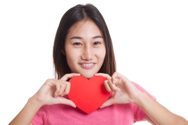 Kırmızı kalpli Asyalı kadın.