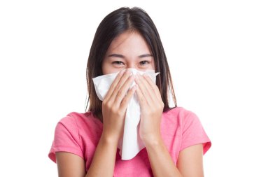 Genç Asyalı kadın hasta ve grip var.