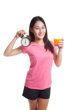 Asyalı kadın saati içki portakal suyu ile.