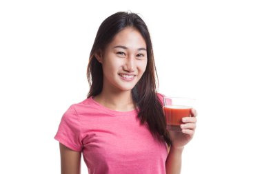 Genç Asyalı kadın içki domates suyu.