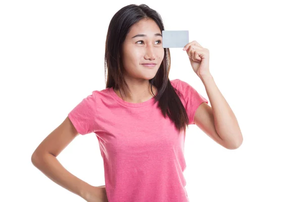 Ung asiatisk kvinna tänka med ett tomt kort.. — Stockfoto