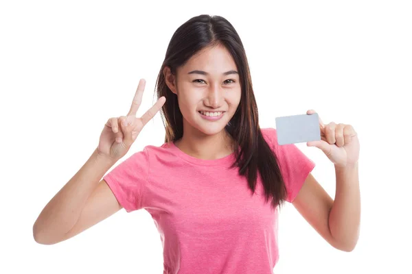Jovem mulher asiática mostrar vitória com um cartão em branco .. — Fotografia de Stock