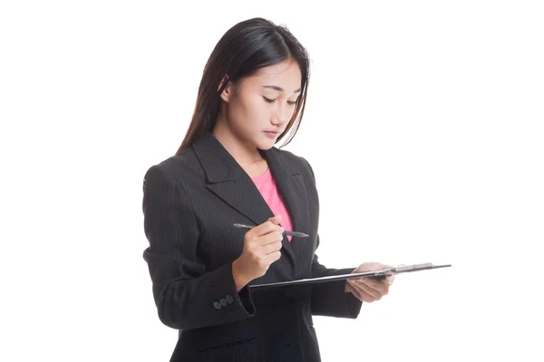 Jeune femme d'affaires asiatique avec stylo et presse-papiers .. — Photo