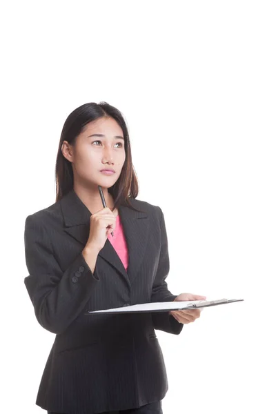 Jonge Aziatische zakenvrouw denken met pen en Klembord.. — Stockfoto