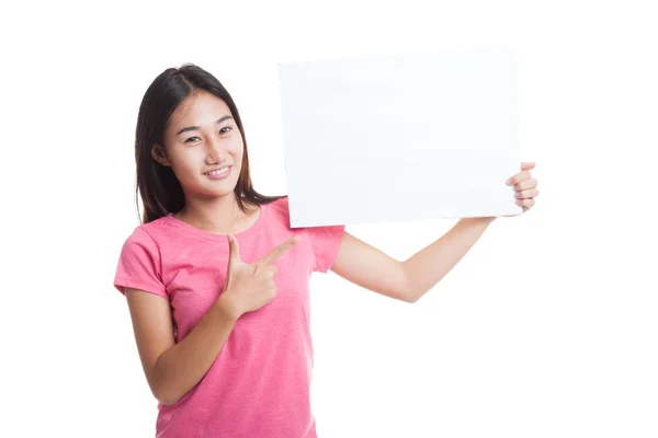 Jovem mulher asiática apontar para sinal em branco . — Fotografia de Stock