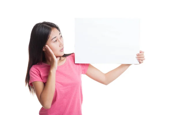 Mladá asijská žena překvapení s bílým prázdný znak. — Stock fotografie