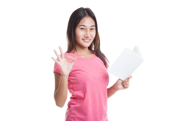 Młoda kobieta azjatyckich Pokaż Ok z książką. — Zdjęcie stockowe