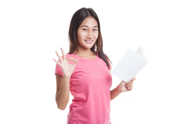 Jovem mulher asiática mostrar OK com um livro . — Fotografia de Stock