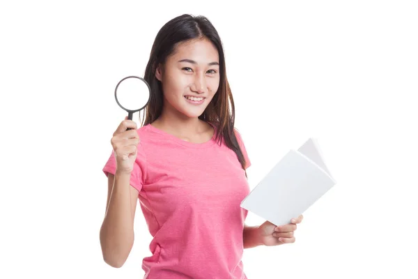 Mujer asiática con un libro y lupa . —  Fotos de Stock