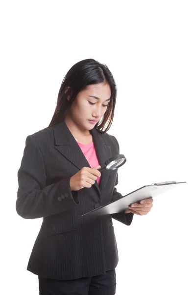 Junge asiatische Geschäftsfrau mit einem Vergrößerungsglas-Prüfbericht. — Stockfoto