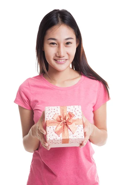 Mujer asiática joven con una caja de regalo . — Foto de Stock