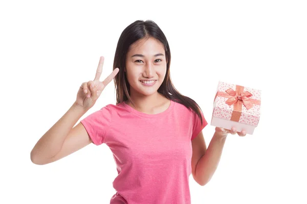 Young Asian woman show Victory sign with a gift box. — Stock Photo, Image