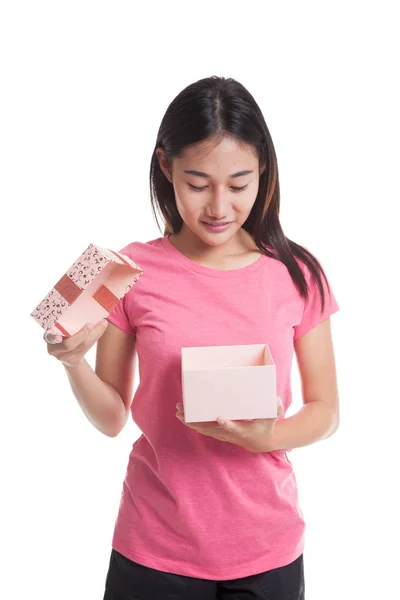Jovem mulher asiática abrir uma caixa de presente . — Fotografia de Stock