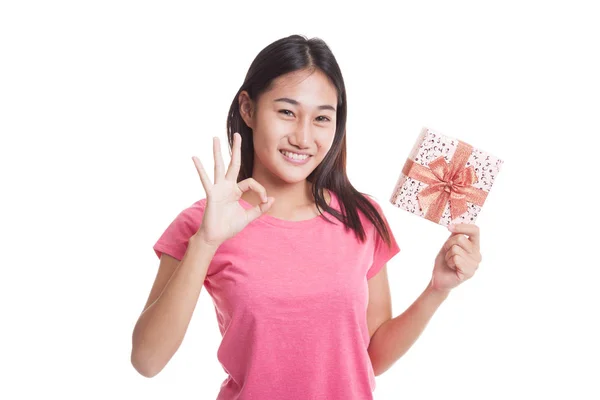 Jovem mulher asiática mostrar OK com uma caixa de presente . — Fotografia de Stock