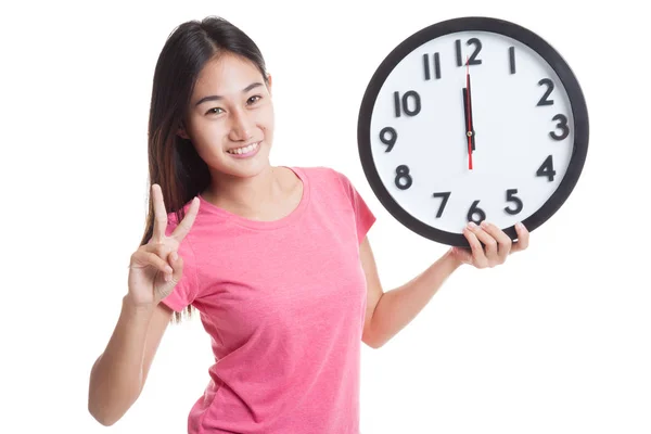 Jonge Aziatische vrouw overwinning ziekteverschijnsel vertonen met een klok. — Stockfoto