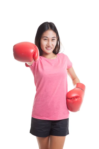 Joven mujer asiática con guantes de boxeo rojos . — Foto de Stock