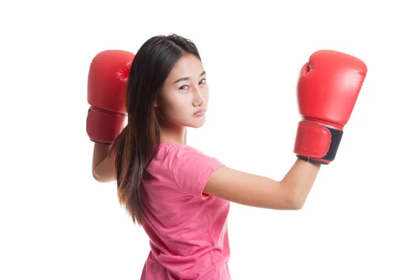 Joven mujer asiática con guantes de boxeo rojos . —  Fotos de Stock